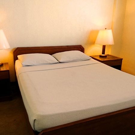 Amorsolo Mansion Hotel Makati City Екстер'єр фото