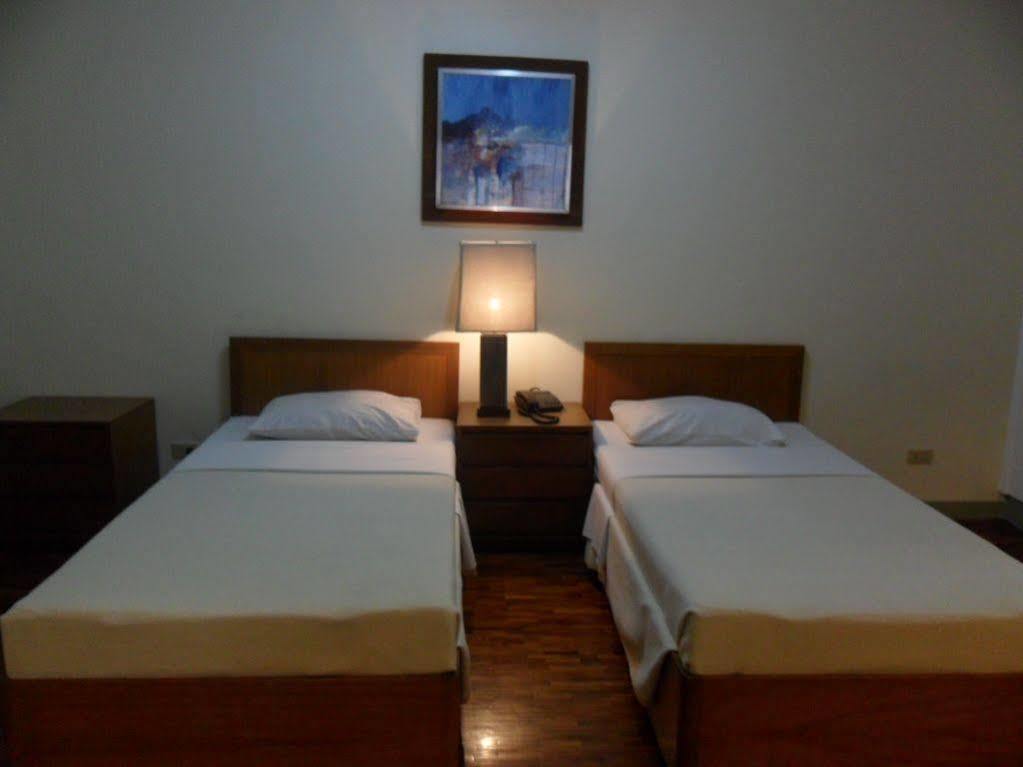 Amorsolo Mansion Hotel Makati City Екстер'єр фото